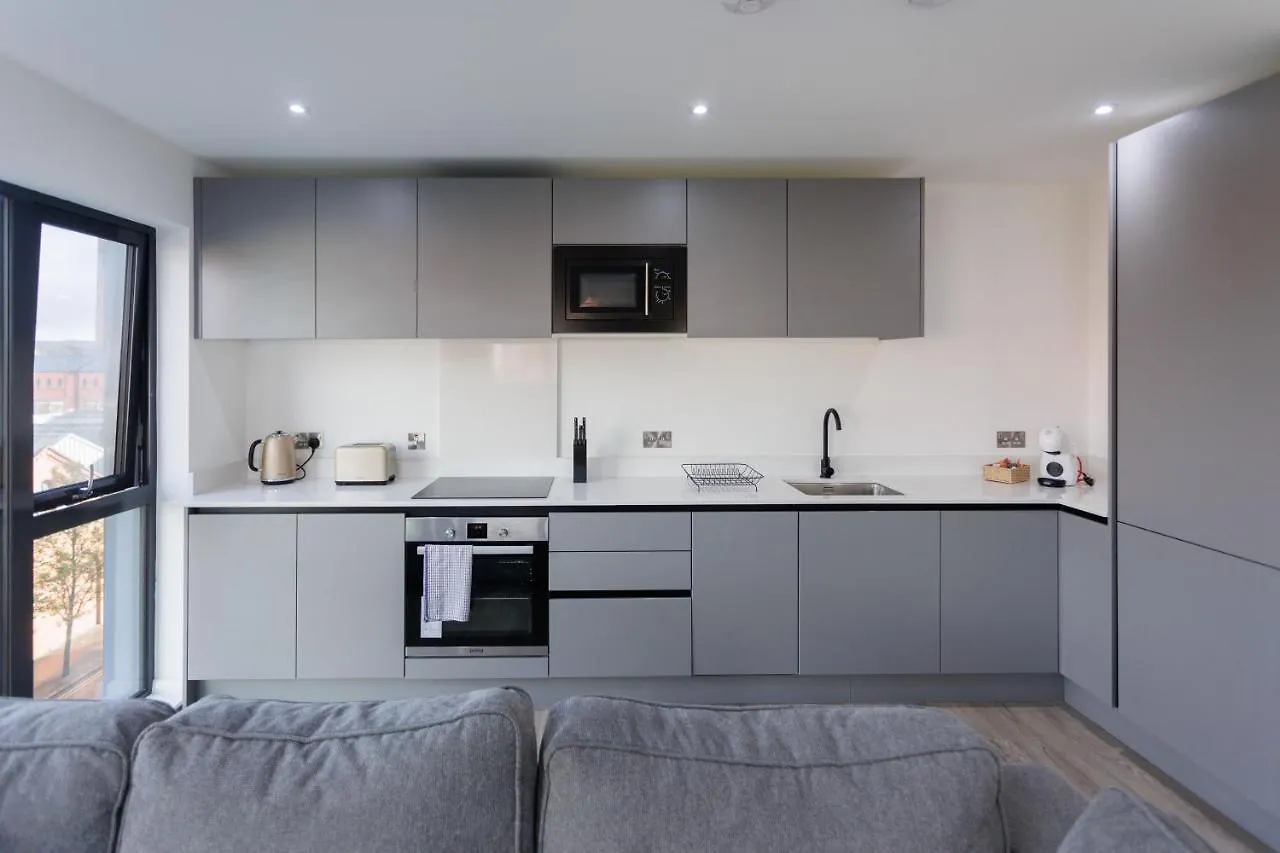 Modern 3 Bedroom Flat In Belfast City Center With Terrace